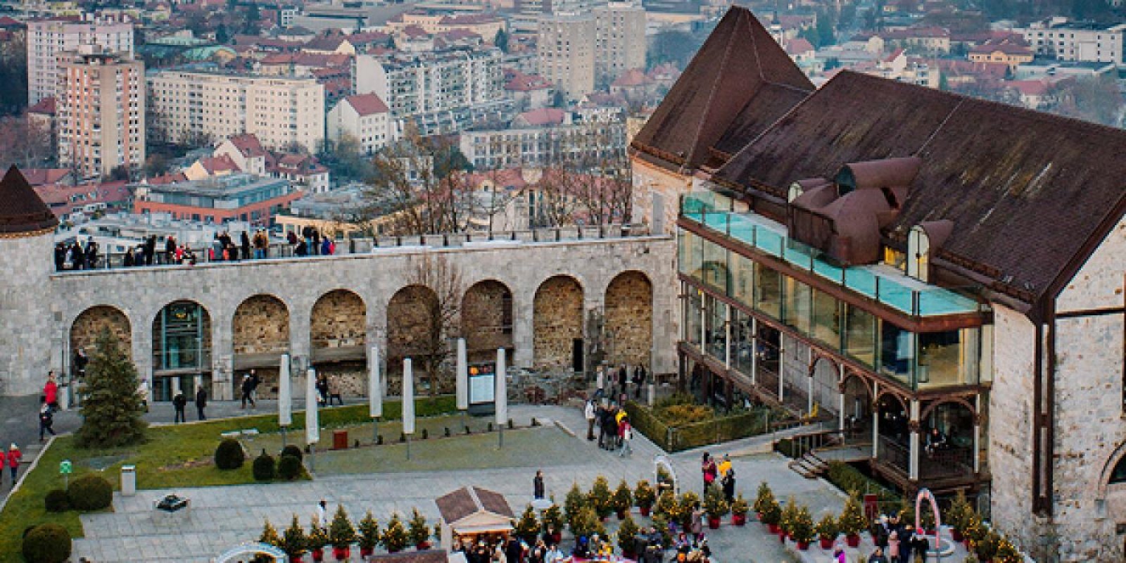 Žive jaslice v postojnski jami in ljubljana
