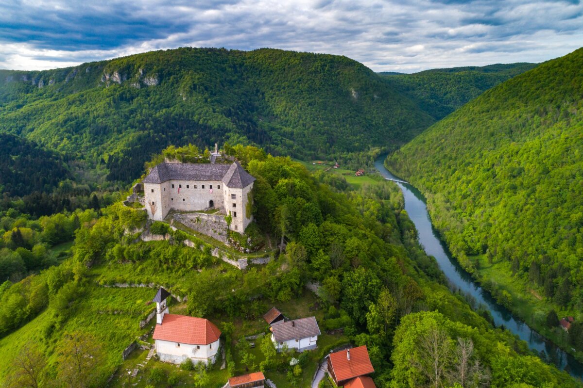 Kočevsko, bunker Škrilj in grad Kostel
